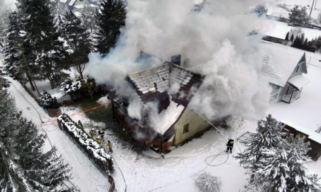 Strażacy skupili się na gaszeniu płonącego budynku