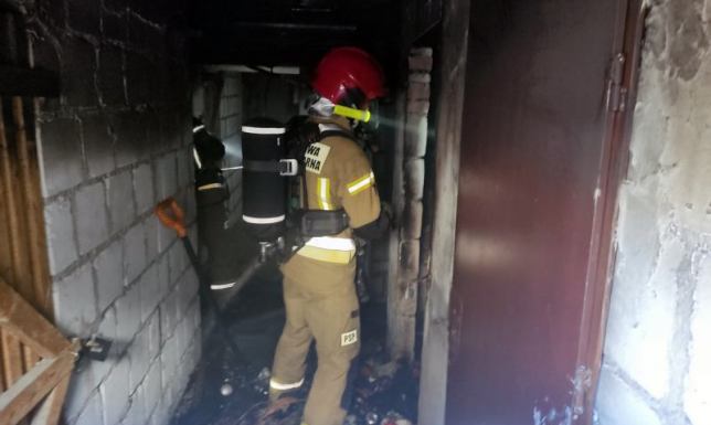 pożar wybuchł w piwnicy wieżowca przy ulicy Utrata w Suwałkach