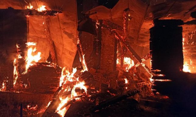 Pożar budynku gospodarczego, stodoły i budynku mieszkalnego