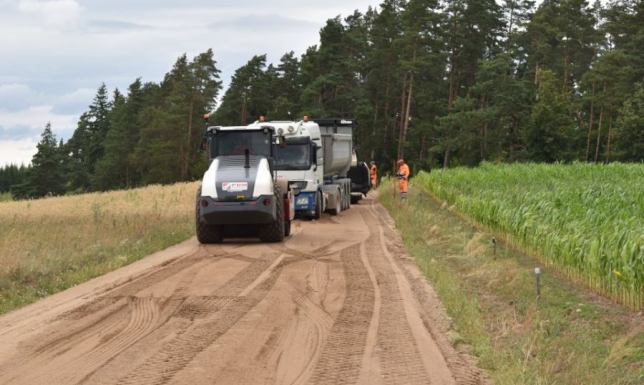 Remonty dróg w gminach Bakałarzewo i Przerośl Trwają prace budowlane związane z rozbudową dróg w regionie