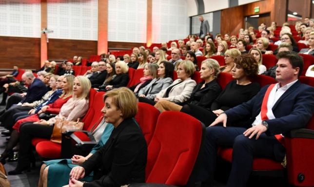 Gratulacje, kwiaty, życzenia ale też nagrody i awanse 