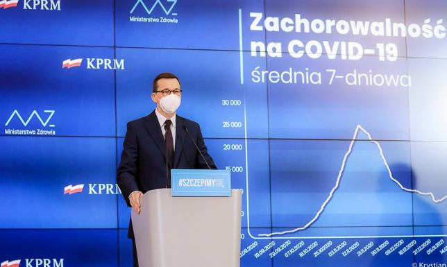 Otwarte kina, baseny i hotele. Restauracje i siłownie wciąż zamknięte Premier Mateusz Morawiecki ogłosił zmiany w obostrzeniach COVID-19
