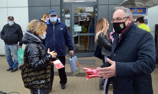 Czesław Renkiewicz przekazał mieszkańcom Suwałk 150 biało-czerwonych flag