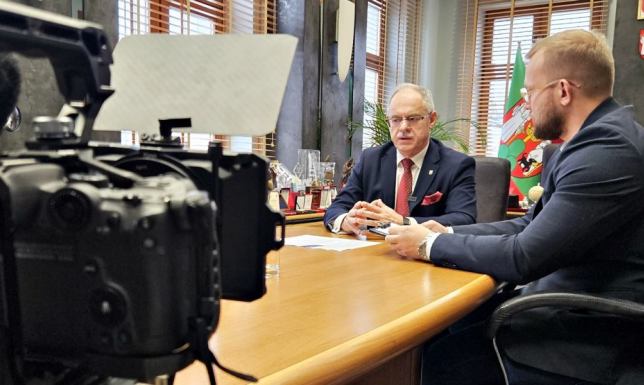 Suwałki TOP w rankingach, inwestycje drogowe i gospodarka odpadami Videopodcast z Ratusza. Rozmowa z prezydentem Czesławem Renkiewiczem