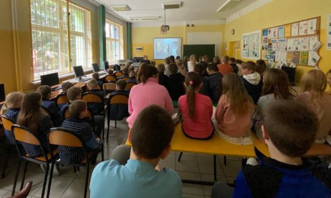 Pomagają bezpańskim zwierzętom Uczennice Zespołu Szkół nr 4 w Suwałkach realizują projekt "Podaj Łapę"