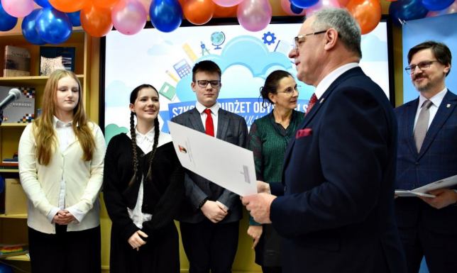 Strefy relaksu i odpoczynku, oficjalna maskotka szkoły, strefa kinowa