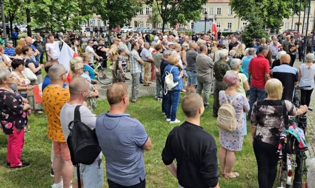 Protest "STOP IMIGRACJI" w Suwałkach Mieszkańcy Suwałk protestowali w Parku Konstytucji 3 Maja