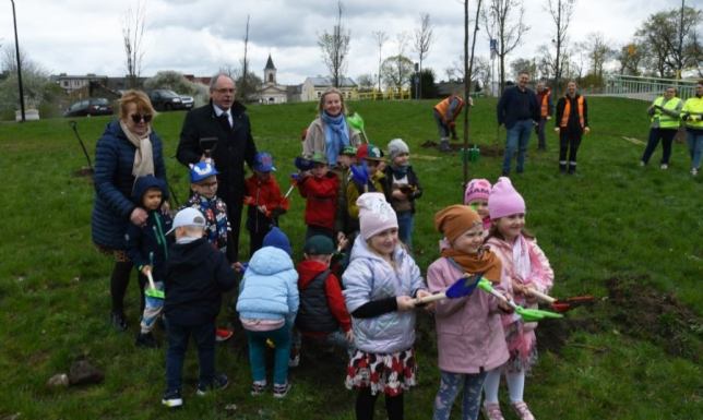 Przedszkolaki posadziły drzewka na Bulwarach Ponad 200 nowych drzew w Suwałkach