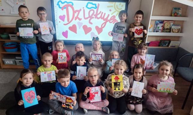 Laurki dla strażaków za determinację i poświęcenie w Turcji Dzieci z Przedszkola nr 8 w Suwałkach przygotowały laurki strażakom