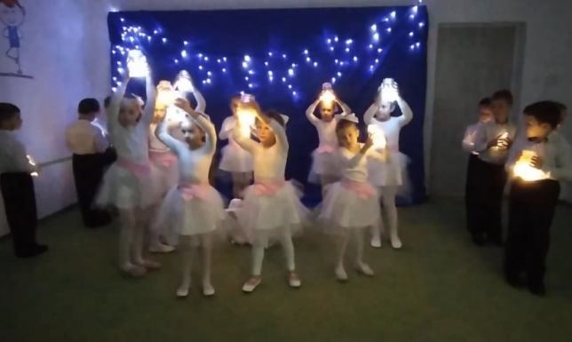 Świąteczny film od suwalskich przedszkolaków dzieci z Przedszkola nr 8 w Suwałkach nagrały świąteczny film