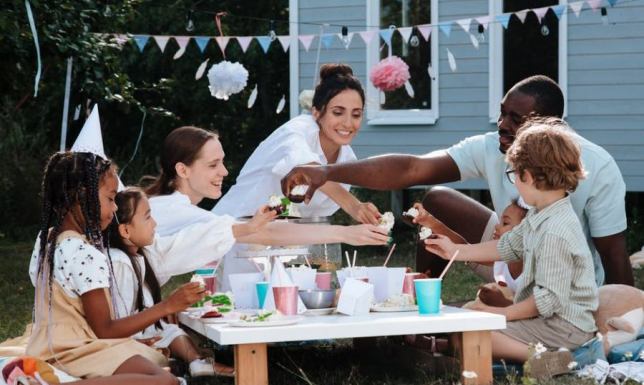 Przyjęcie w ogrodzie - jakie przekąski przygotować?