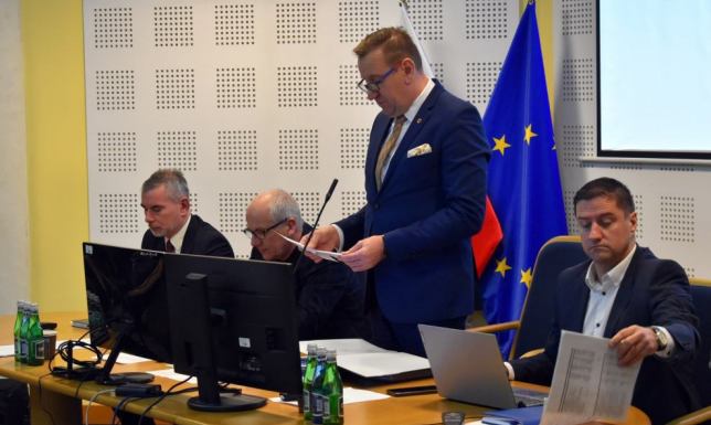 położenie większego nacisku w kształceniu dzieci i młodzieży na znane lokalne postaci