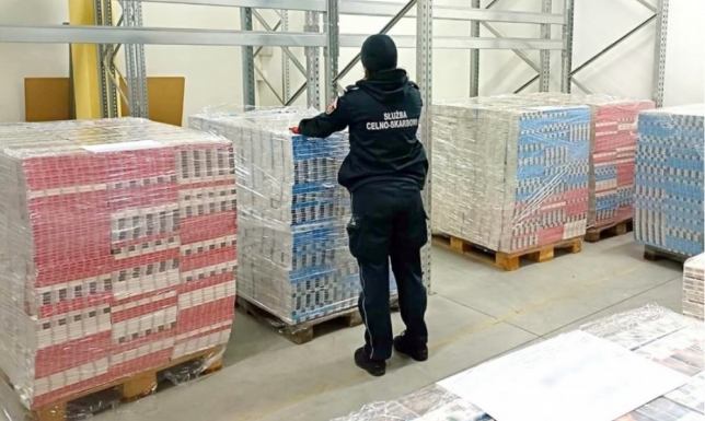Udaremnili przemyt 400 tys. paczek nielegalnych papierosów największy transport nielegalnych papierosów przechwycony w tym roku