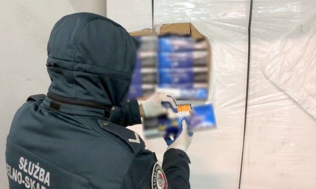 Przemyt blisko pół miliona paczek papierosów Przemyt 480 tysięcy paczek papierosów udaremnili funkcjonariusze KAS