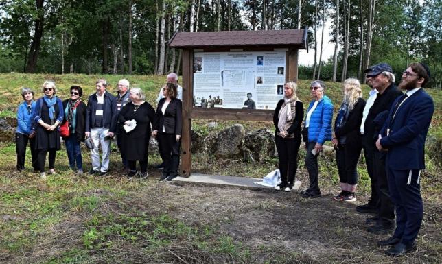 Upamiętnili żydowską społeczność, żyjącą przed wojną w Przerośli  Uroczystość na terenie zabytkowego cmentarza żydowskiego w Przerośli