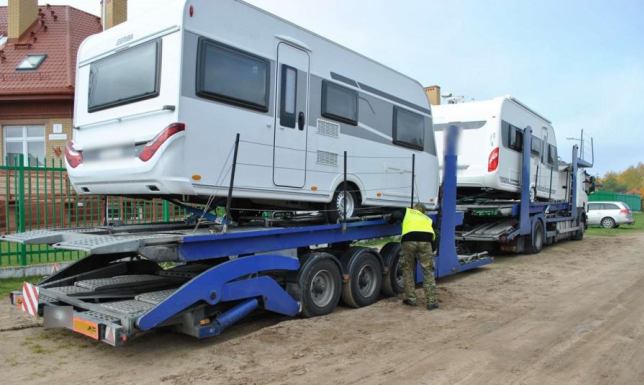 Próbował przemycić przyczepy kempingowe