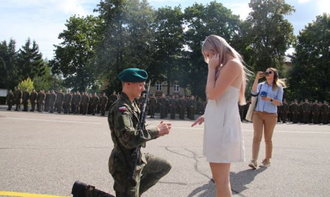 Oświadczyny w trakcie przysięgi wojskowej Przysięga żołnierzy Dobrowolnej Zasadniczej Służby Wojskowej