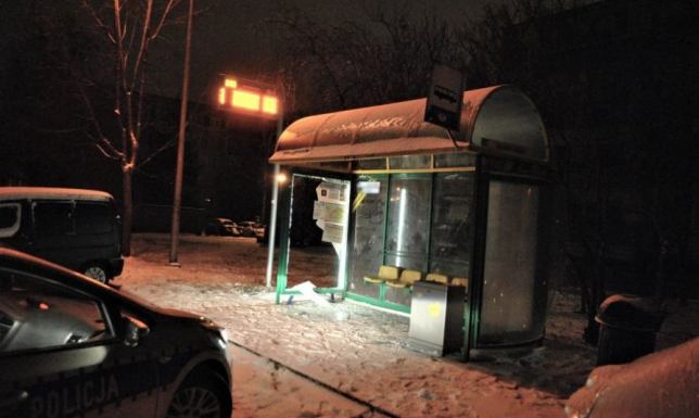 Pod wpływem zniszczyli przystanek autobusowy Przystanek autobusy w Augustowie zdewastowany