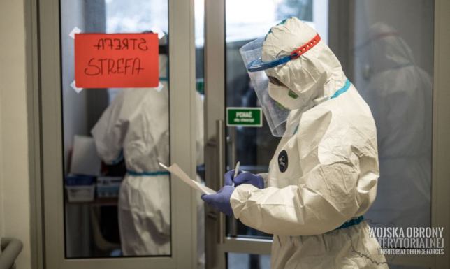 Terytorialsi pobierają wymazy od nauczycieli ogólnopolska akcja testowania nauczycieli klas I-III na obecność wirusa Sars-CoV-2