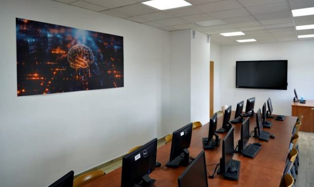 ponad 30 interaktywnych monitorów dotykowych