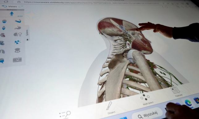 Nowoczesny sprzęt trafił do Państwowej Uczelni Zawodowej Atlas anatomiczny, symulator porodu, czy obrabiarka CNC