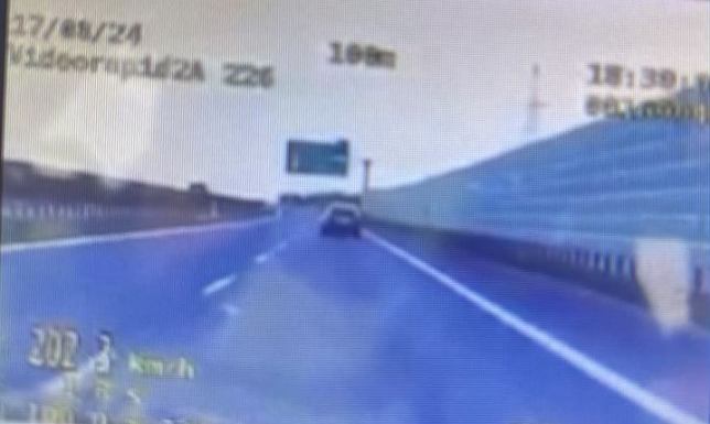 Jechał ponad 200 km/h - zapłaci 2500 zł 45-letni kierowca skody pędził drogą ekspresową 202 kilometry na godzinę