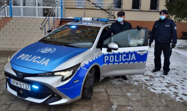 Dwie Toyoty Corolla z hybrydowymi silnikami trafiły do Policji w Suwałkach