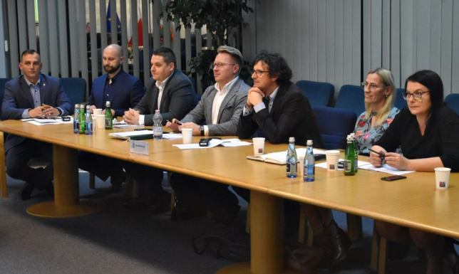 Problem spłaszczania wynagrodzeń w administracji samorządowej w Suwałkach