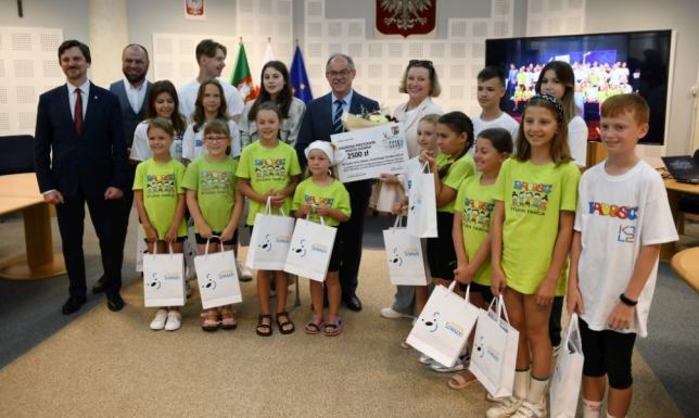 prezydent Suwałk wręczył zespołowi nagrodę w wysokości 2.500 zł