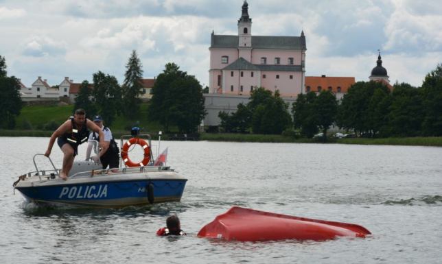 policjanci doskonalili swoje umiejętności z technik ratownictwa wodnego