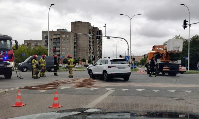 Zderzenie osobówki z busem na skrzyżowaniu ulic Reja i Tysiąclecia Litwy 