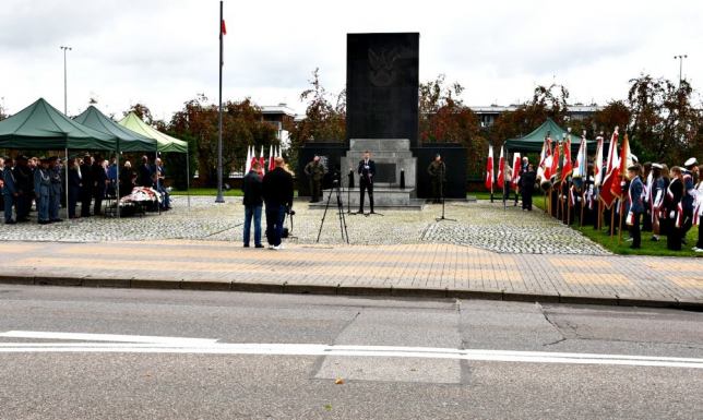 delegacje złożyły pod pomnikiem kwiaty