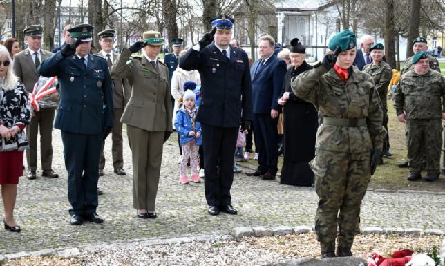 Obchody 13. Rocznicy Katastrofy Smoleńskiej pod Dębem Wolności w Suwałkach