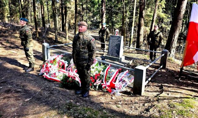 na grobach straconych członków ruchu oporu w Lesie Szwajcarskim