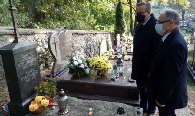 Zapalili znicze na grobie Andrzeja Strumiłły Rocznica urodzin Andrzeja Strumiłło