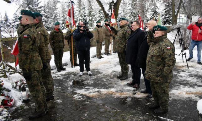 Msza Święta, złożenie kwiatów przez delegacje i okolicznościowe przemówienia