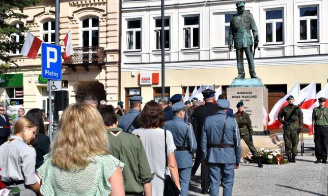 Obchody 103 rocznicy wyzwolenia miasta pod pomnikiem Marszałka Józefa Piłsudskiego