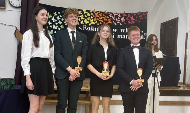 Zakończenie roku szkolnego przez maturzystów uczniowie klas maturalnych zakończyli edukację