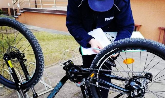 Suwalscy policjanci dodatkowo zachęcają do oznakowania swoich jednośladów