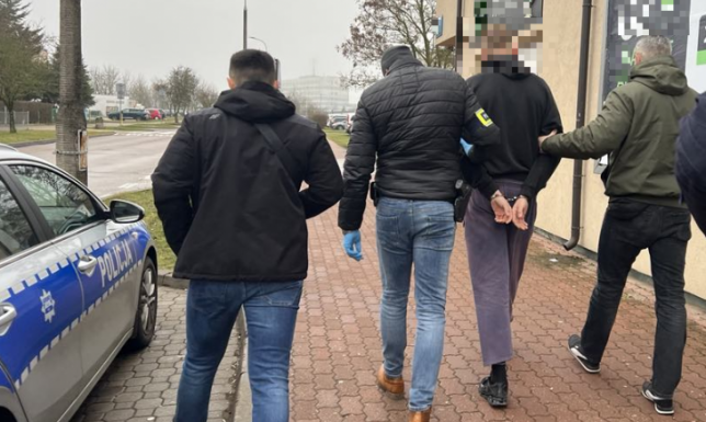 wyjmował nóż i grożąc sprzedawcom żądał wydania pieniędzy