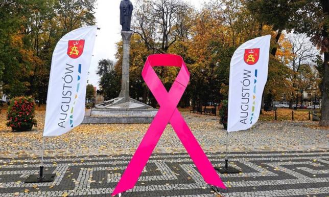 Rzeźba różowej wstążki stanęła w Augustowie Odsłonięcie rzeźby Różowej Wstążki na Rynku Zygmunta Augusta w Augustowie