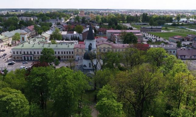 remonty elewacji suwalskiego Urzędu Miejskiego oraz I Liceum Ogólnokształcącego