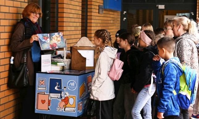 „biblioteka na kółkach" pozwala w nietypowych miejscach czytać książki 
