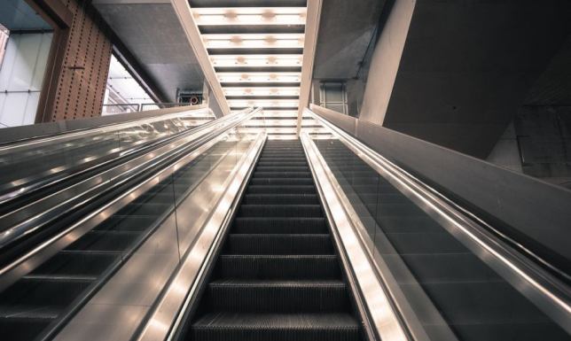 Półtoraroczne dziecko straciło dwa palce