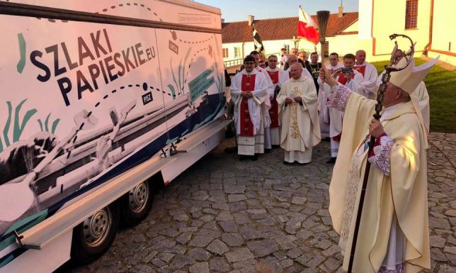 Samochód podróżujący papieskim szlakiem poświęcony w Wigrach
