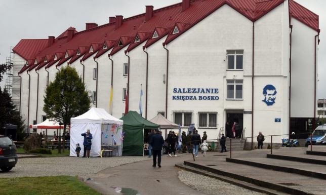 zapewniają opiekę, pomoc w nauce, organizację zajęć i wyjazdów