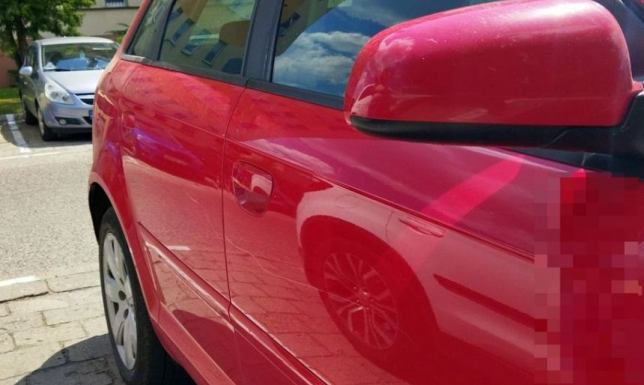 50-letnia kobieta porysowała kamieniem karoserię audi