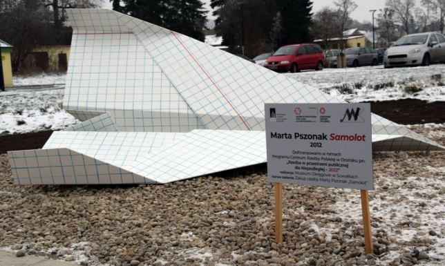 Oficjalnie odsłonięcie rzeźby w kształcie papierowej dziecięcej zabawki