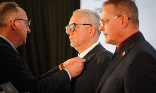 Suwalczanin odznaczony złotym medalem Reipublicae Memoriae Meritum