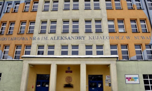 dostosowanie części podpiwniczonych Ratusza Miejskiego oraz trzech szkół